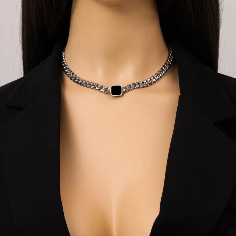 Sølvfarget halskjede i rustfritt stål med choker-design