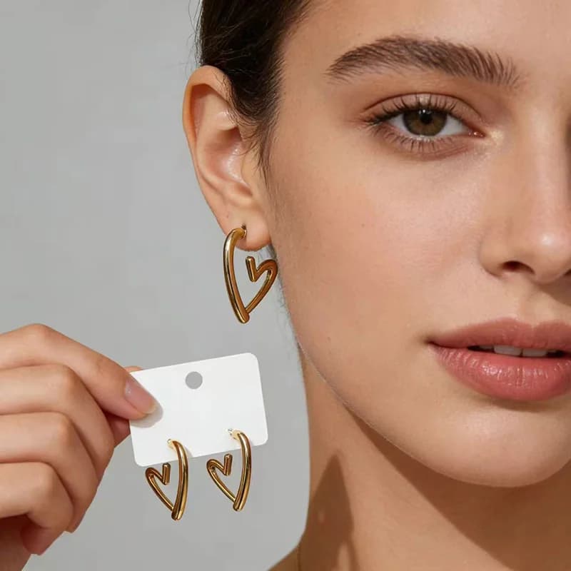 C-formede stud-øreringer, forgylt rustfritt stål